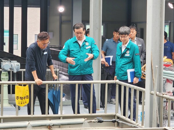 진병영 함양군수(가운데)가 함양정수장을 방문해 수돗물 공급 체계를 점검하고 있다. ⓒ함양군