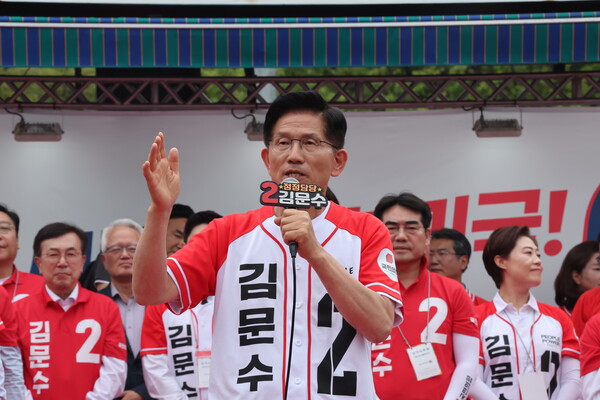 국민의힘 김문수 대선 후보가 2일 부산역에서 시민들에게 지지를 호소하고 있다. 연합뉴스. 