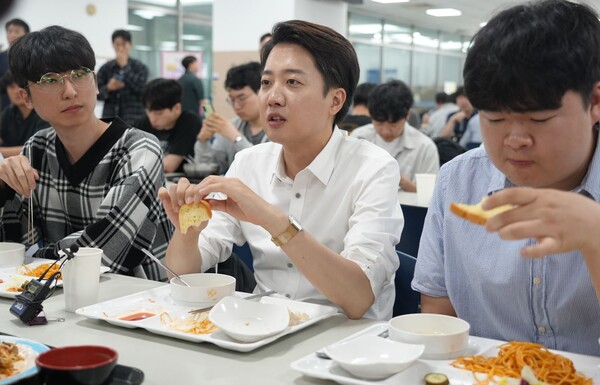 개혁신당 이준석 후보가 2일 경기 시흥 한국공학대학교 학생식당에서 대학생들과 식사를 함께 하며 이야기를 나누고 있다. 개혁신당 제공. 