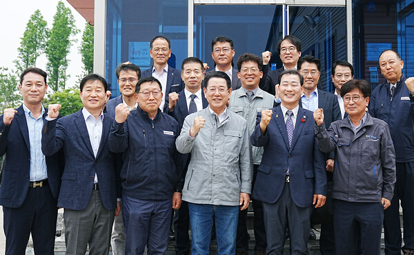 김영록 전남도지사가 2일 여수 율촌산단 ㈜코인즈에서 열린 ‘여수 석유화학 중소기업 현장소통 간담회’에 참석, 기념촬영을 하고 있다.사진/전남도