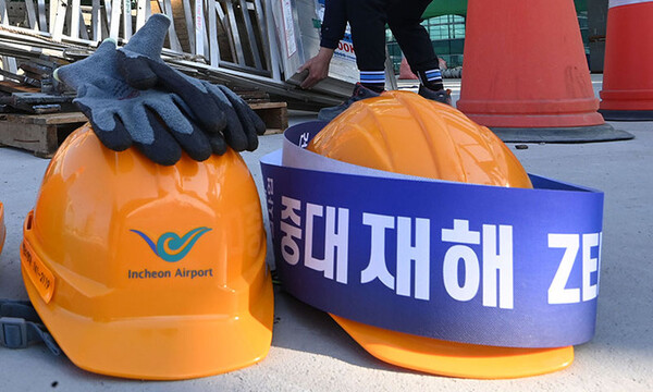 안전모와 장갑. 연합뉴스