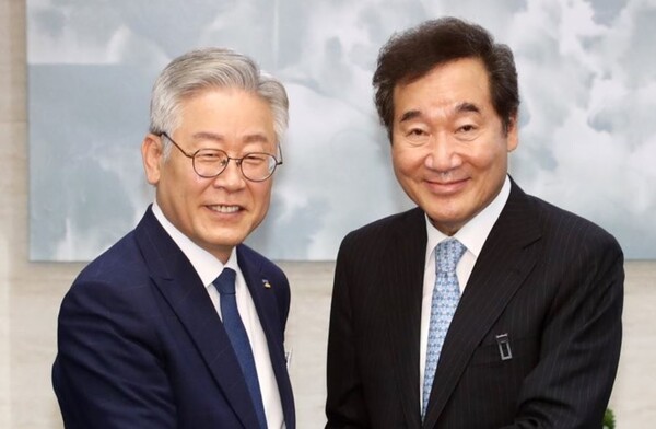 2020년 경기도청에서 만난 이재명 경기도지사와 이낙연  더불어민주당 대표. 연합뉴스. 