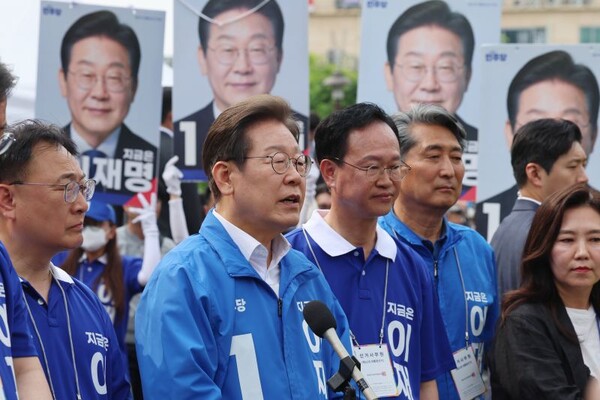 이재명 더불어민주당 대통령 후보 당선으로 정부 주도의 공공제약 인프라 구축과 국산 신약개발 확대 전략이 국내 제약바이오 산업의 판을 바꿀 수 있다는 전망이 나오고 있다. 사진은 이재명 더불어민주당 대선 후보가 5월 31일 국내 제약바이오 산업의 주요 거점 중 하나인 청주 오창에서 집중유세를 마친 뒤 취재진의 질문에 답하고 있는 모습. 연합뉴스