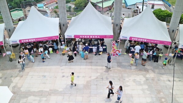 시민들이 사천시문화예술회관 앞에서 열린 ‘가가호호 스프링캠프’ 체험부스를 방문하고 있다. ⓒ사천시
