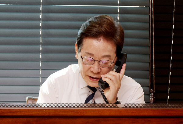 이재명 대통령이 4일 김명수 합참의장과 통화하며 군 통수권 이양 보고를 받고 있다. 사진=연합뉴스