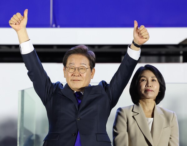 제21대 대통령에 당선된 더불어민주당 이재명 후보가 4일 서울 여의도 국회 인근에서 열린 국민개표방송 행사에 참석해 인사하고 있다. 공동취재단