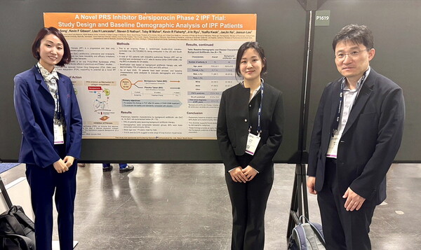 송진우 교수(맨 오른쪽)가 베르시포로신 포스터 발표 현장에서 관계자들과 함께하고 있다. 대웅제약 제공