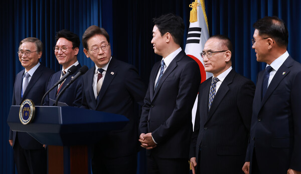 이재명 대통령이 4일 오후 서울 용산 대통령실 청사에서 열린 새 정부 첫 인사 발표를 하고 있다. 왼쪽부터 이종석 국가정보원장 후보자, 김민석 국무총리 후보자, 이 대통령, 강훈식 대통령비서실장, 위성락 안보실장, 황인권 대통령경호처장. 연합뉴스. 