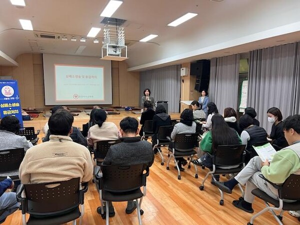 복지회관 종사자들의 교육 수강 장면.사진/화순군
