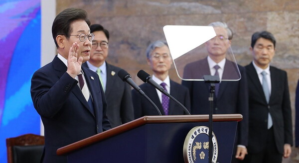 이재명 대통령이 4일 서울 여의도 국회에서 열린 제21대 대통령 취임선서식에서 선서하고 있다. 연합뉴스