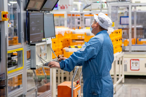 LG에너지솔루션 미국 미시간주 홀랜드 공장에서 직원이 배터리 생산 공정을 점검하고 있다. LG에너지솔루션 제공