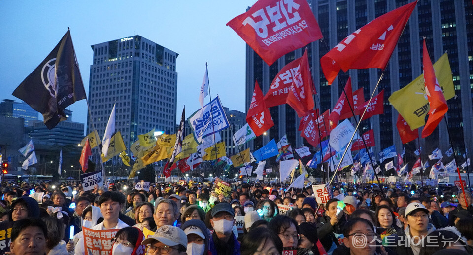 지난 3월 15일 서울 광화문 앞 광장에서 열린 윤석열 대통령 파면 촉구 집회에 참석한 시민들. 설인호 기자.