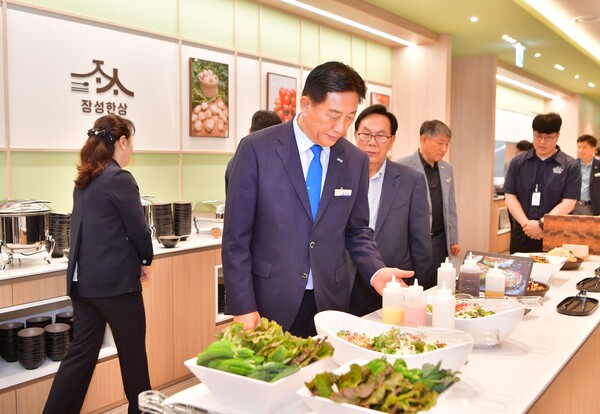4일 '장성한상' 시식회를 찾은 김한종 군수.사진/장성군