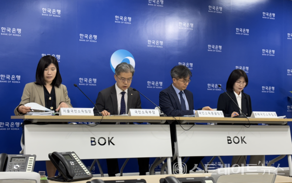 강창구 한국은행 경제통계국 국민소득부장.(왼쪽에서 두번째).