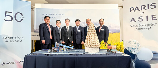 4일(현지시간) 프랑스 파리에서 열린 대한항공 여객 노선 취항 50주년 기념 행사에서 (왼쪽부터)심현준 대한항공 프랑스지점장, 김병지 대한항공 여객영업부담당, 이일열 주프랑스한국문화원장, 최정호 대한항공 영업 총괄 부사장, 문승현 주프랑스한국대사, 장성식 대한항공 구주지역통합담당이 기념촬영을 하고 있다. 대한항공 제공