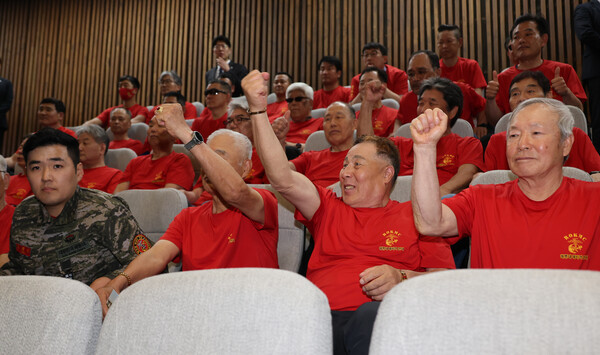 5일 오후 국회 본회의에서 채해병 특검법이 통과되자 해병대 예비역 연대 관계자들이 주먹을 들어올려 환영하고 있다. 연합뉴스.