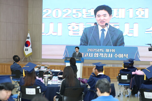 2025년 제1회 검정고시 합격증서 수여식에서 김대중 교육감이 인사말을 하고 있다.사진/전남교육청