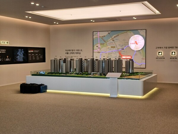 서울고덕강일 공공주택지구 12블록에 들어설  ‘고덕강일 대성베르힐’의 단지모형. 청약홈은 이 단지에 4만여 청약통장이 쇄도, 1순위 청약 경쟁률이 평균 97 대 1을 기록했다고 밝혔다. 김태현 기자