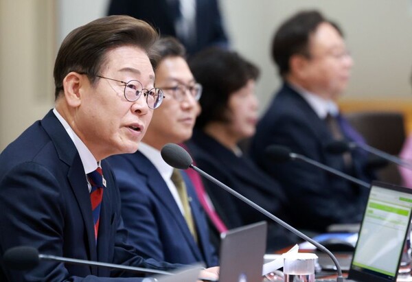 이재명 정부가 본격 가동에 들어가면 AI와 방위산업, 신재생에너지, 건설 분야 같은 전략 산업에 속한 주요 기업들의 실적 개선이 예상돼 시장에서도 주목도가 오르고 있다. 사진은 이재명 대통령이 5일 서울 용산 대통령실 청사에서 열린 국무회의에서 발언하고 있는 모습. 대통령실통신사진기자단