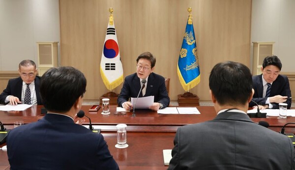 이재명 대통령은 상법 개정, 자사주 소각 의무화 등 자본시장 제도 개편 의지를 밝힌 바 있다. 사진은 이재명 대통령이 4일 서울 용산 대통령실 청사에서 열린 '대통령 1호 명령, 비상경제점검 태스크포스(TF) 회의'에서 발언하고 있는 모습. 연합뉴스