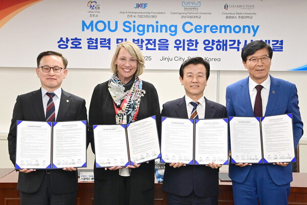 (왼쪽부터) 권진회 경상국립대 총장, 스튜어트 레이필드 콜럼버스 주립대 총장, 조규일 진주시장, 김종욱 K-기업가정신재단 회장이 4자 간 양해각서를 체결한 뒤 기념촬영을 하고 있다. ⓒ진주시