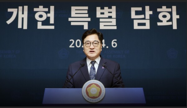 지난 4월 6일 서울 여의도 국회 사랑재에서 개헌 관련 긴급 기자회견을 하는 우원식 국회의장. JTBC 화면 갈무리