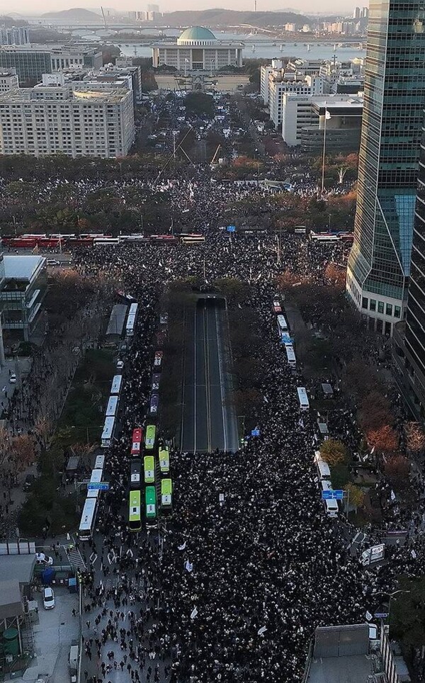 지난해 12월 14일 서울 영등포구 여의도 국회 일대의 ‘윤석열 대통령 탄핵 촉구 집회’에 운집한 시민들. 연합뉴스