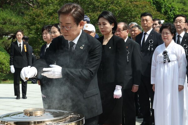 이재명 대통령이 6일 서울 동작구 국립서울현충원에서 열린 70회 현충일 추념식에서 현충탑을 참배하며 분향하고 있다. 대통령실사진기자단.