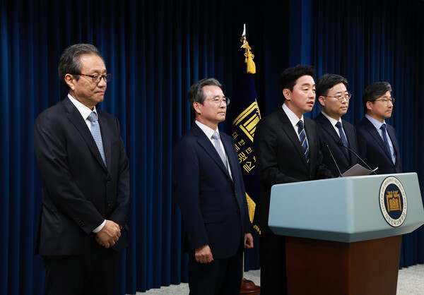 강훈식 대통령 비서실장이 6일 서울 용산 대통령실 청사에서 대통령실 수석비서관 인선을 발표하고 있다. 연합뉴스. 