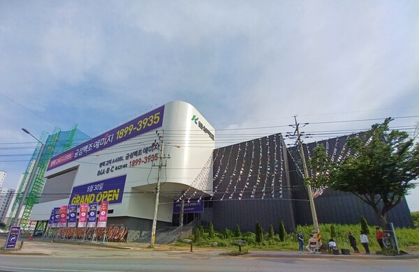 금성백조건설이 경기도 평택시 고덕동 고덕국제화계획지구 A48블록에 공급하는 ‘평택 고덕국제신도시 A48블록 금성백조 예미지’의 견본주택. 김태현 기자