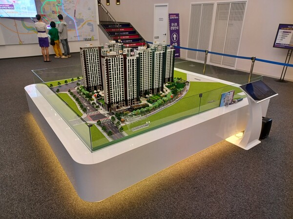 금성백조건설이 경기도 평택시 고덕동 고덕국제화계획지구 A48블록에 공급하는 ‘평택 고덕국제신도시 A48블록 금성백조 예미지’의 단지모형. 김태현 기자