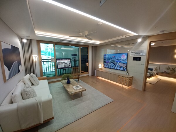 금성백조건설이 경기도 평택시 고덕동 고덕국제화계획지구 A48블록에 공급하는 ‘평택 고덕국제신도시 A48블록 금성백조 예미지’의 84㎡A형 거실. 김태현 기자