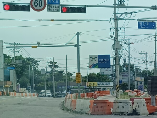 ‘오산 세교 아테라’ 단지에서 정문에서 왕복2차선 발안로를 따라 500여 미터 지점에 위치한 벌음교차로는 오산시 끝자락이다. 벌음교차로에서부터 서탄, 송탄, 화성 발안까지는 시골길이 이어진다. 김태현 기자
