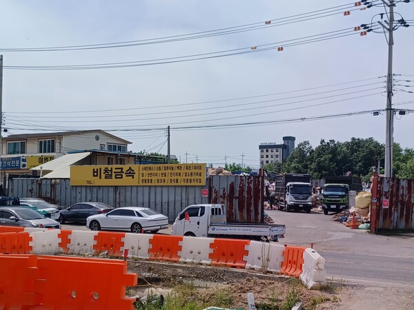 ‘오산 세교 아테라’ 단지 앞을 지나는 왕복2차선 발안로 맞은편에 자리 잡은 비철금속 수집업체(고물상). 김태현 기자