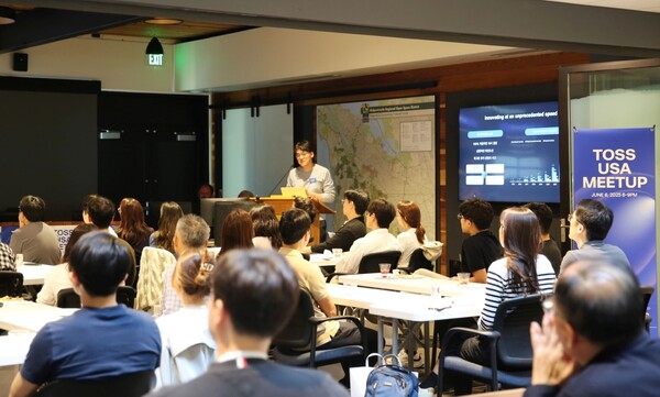 토스 이승건 대표가 ‘토스 USA 밋업’에서 사업비전과 업무 환경을 설명하는 모습. 토스 제공.