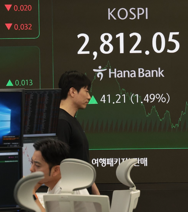 지난 5일 코스피가 11개월 만에 2810을 돌파하자 하나은행 딜링룸에 활기가 돌고 있다.  연합뉴스 제공.