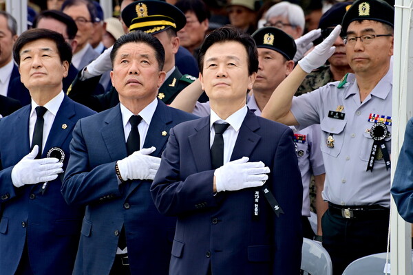 조규일 진주시장을 비롯한 참석자들이 제70회 현충일 추념식에서 국기에 대한 경례를 하고 있다. ⓒ진주시