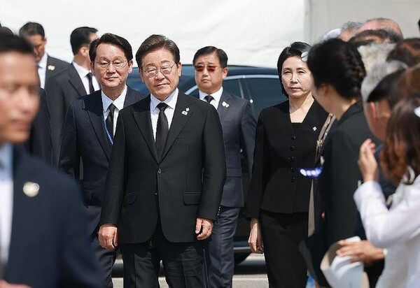 지난 6일 서울 동작 국립서울현충원에서 열린 추념식에 참석한 이재명 대통령 내외. 박관천 경호처 차장이 뒤에서 수행중이다. 연합뉴스. 