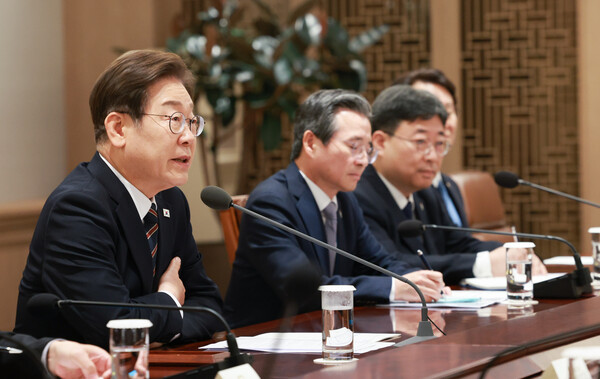 이재명 대통령이 9일 서울 용산 대통령실 청사에서 열린 비상경제점검 2차 태스크포스(TF)회의에서 발언하고 있다. 대통령실통신사진기자단. 