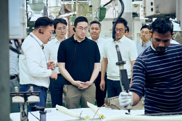 구광모 LG그룹 회장(왼쪽에서 세번째)이 지난 2월 인도 뉴델리에 위치한 LG전자 노이다 생산공장을 찾아 에어컨 생산과정을 살펴보고 있는 모습. LG그룹 제공