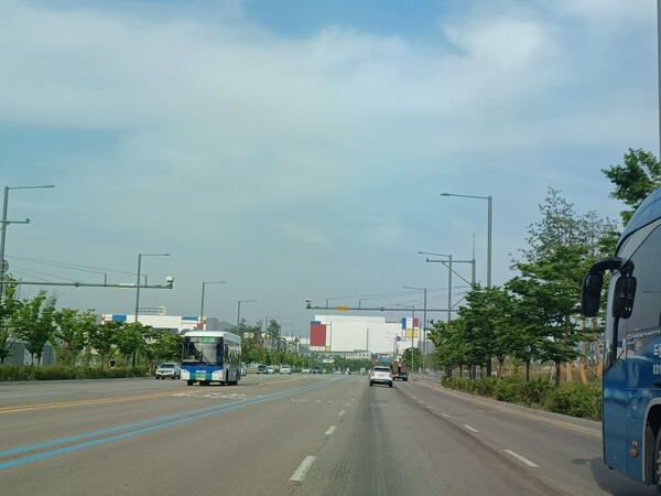 금성백조건설이 경기도 평택시 고덕동 고덕국제화계획지구 A48블록에 공급하는 ‘평택 고덕국제신도시 A48블록 금성백조 예미지’의 단지 북측 코너를 돌아 고덕순환대로를 타면 보이는 삼성전자 평택캠퍼스 모습. 김태현 기자