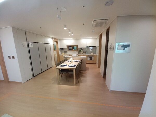 금성백조건설이 경기도 평택시 고덕동 고덕국제화계획지구 A48블록에 공급하는 ‘평택 고덕국제신도시 A48블록 금성백조 예미지’의 84㎡A형 다이닝룸. 김태현 기자