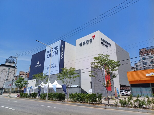 한국토지주택공사와 금호건설 컨소시엄이 경기도 오산시 벌음동 382번지 오산세교2택지개발지구 A12블록에 공급하는 민간참여형 공공분양주택 ‘오산 세교 아테라’의 견본주택. 김태현 기자