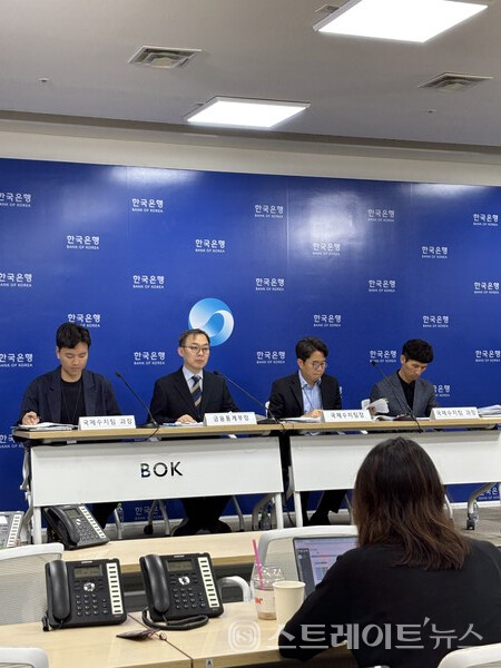 송재창 한국은행 금융통계부장(왼쪽에서 두번째).
