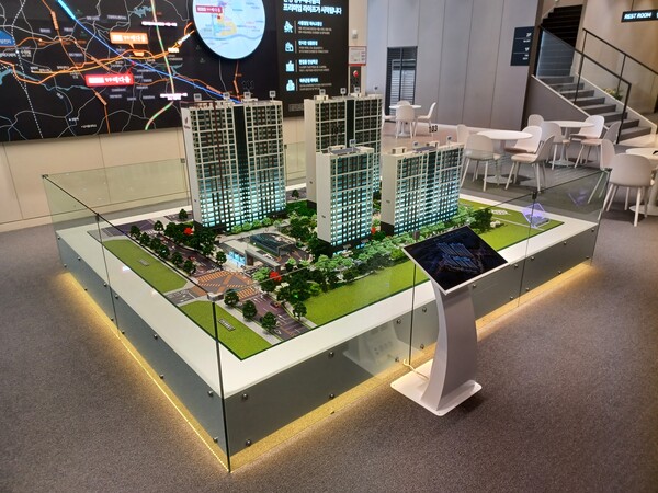 영무건설 자회사 와이엠건영이 경기도 안성시 옥산동 556번지(아양지구 B-3-1블록)에 공급하는 ‘안성 아양지구 영무예다음’의 단지모형. 김태현 기자