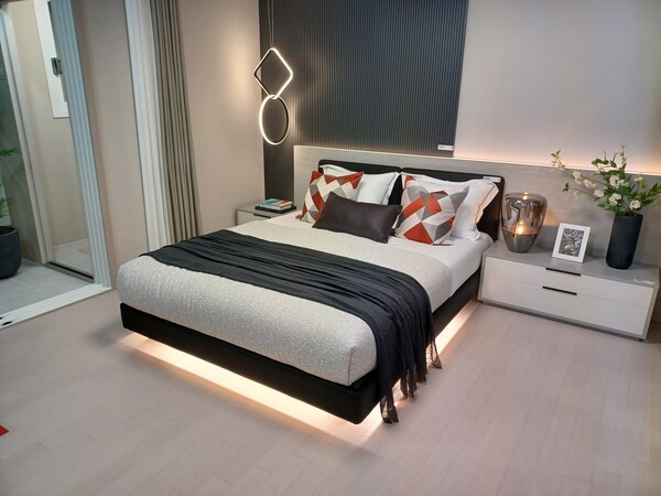 영무건설 자회사 와이엠건영이 경기도 안성시 옥산동 556번지(아양지구 B-3-1블록)에 공급하는 ‘안성 아양지구 영무예다음’의 84㎡형 침실. 김태현 기자