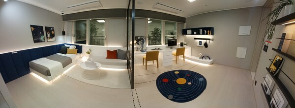 영무건설 자회사 와이엠건영이 경기도 안성시 옥산동 556번지(아양지구 B-3-1블록)에 공급하는 ‘안성 아양지구 영무예다음’의 방 2개가 유리 벽체로 연결돼 있다. 김태현 기자