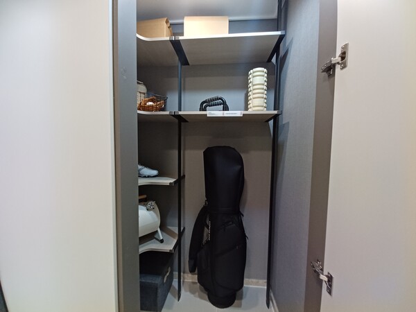 영무건설 자회사 와이엠건영이 경기도 안성시 옥산동 556번지(아양지구 B-3-1블록)에 공급하는 ‘안성 아양지구 영무예다음’의 현관 팬트리(유상옵션). 김태현 기자