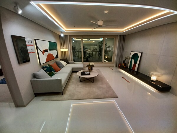 영무건설 자회사 와이엠건영이 경기도 안성시 옥산동 556번지(아양지구 B-3-1블록)에 공급하는 ‘안성 아양지구 영무예다음’의 84㎡형 거실. 김태현 기자