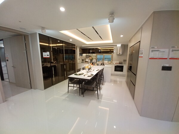 영무건설 자회사 와이엠건영이 경기도 안성시 옥산동 556번지(아양지구 B-3-1블록)에 공급하는 ‘안성 아양지구 영무예다음’의 84㎡형 다이닝룸. 김태현 기자